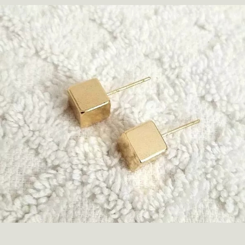 DICE GEOMETRIC MINIMALIST STUD EARRINGSCo